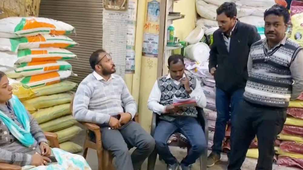 यूरिया की कालाबाजारी पर कार्रवाई तेज, एसडीएम व उप संचालक ने किया निरीक्षण