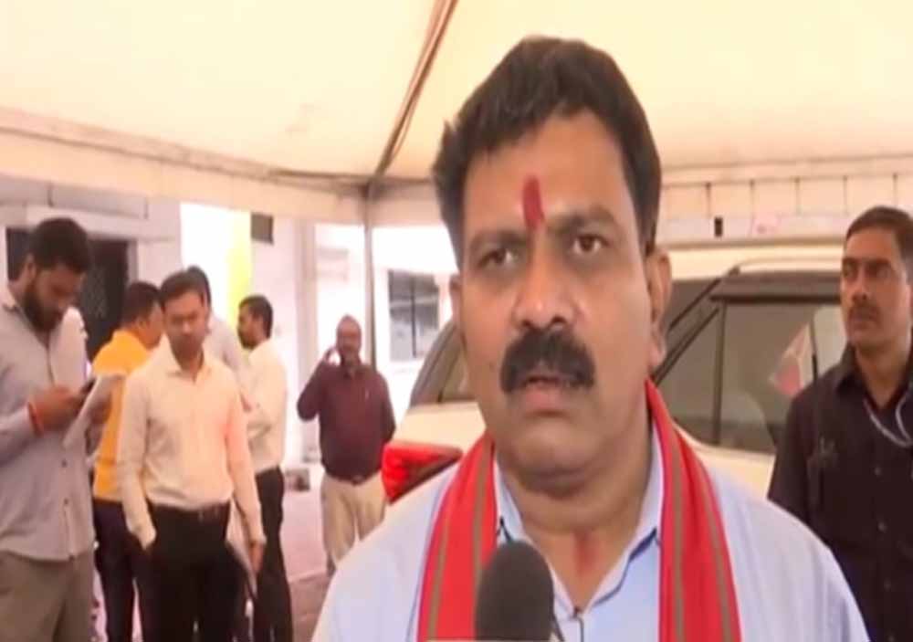 बस्तर के बच्चों का जोश: ‘कलेक्टर-एसपी बनने चलो’ गीत पर गूंजा मंच, गृहमंत्री भी हुए शामिल बस्तर के बच्चों का जोश: ‘कलेक्टर-एसपी बनने चलो’ गीत पर गूंजा मंच, गृहमंत्री भी हुए शामिल