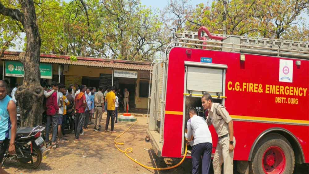 जिला सहकारी बैंक में आग का कहर: शॉर्ट सर्किट से कंप्यूटर और दस्तावेज जलकर खाक