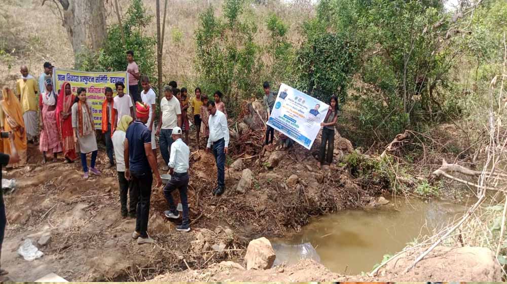 लाल नाटक के बाद जागरूकता का संदेश: मंचों से गूंजा वन संरक्षण और जल बचाने का आह्वान लाल नाटक के बाद जागरूकता का संदेश: मंचों से गूंजा वन संरक्षण और जल बचाने का आह्वान