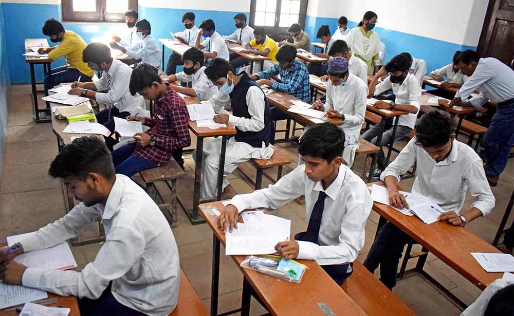 निजी स्कूलों पर DEO का शिकंजा, फीस बढ़ोतरी पर सख्ती; किताब कारोबार पर रोक निजी स्कूलों पर DEO का शिकंजा, फीस बढ़ोतरी पर सख्ती; किताब कारोबार पर रोक