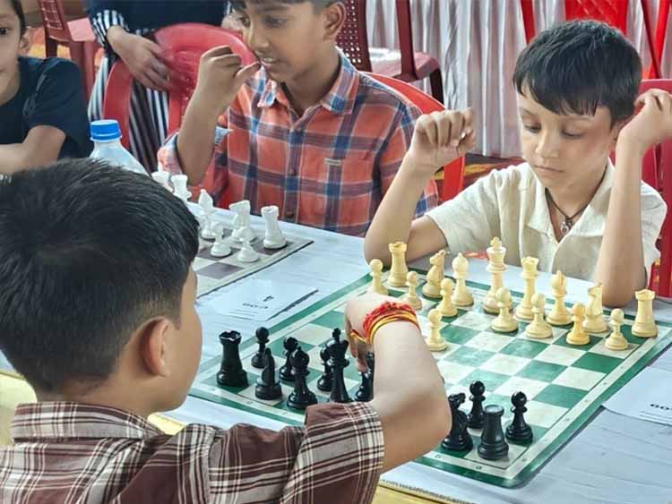 नक्सलगढ़ के युवा चमके: शतरंज में अंडर-15 में मयंक, अंडर-11 में अयांश ने जीता खिताब