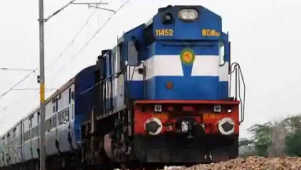 गर्मी में यात्रियों को राहत: बिलासपुर रेल मंडल ने बहाल की दर्जन भर ट्रेनों की सेवाएं गर्मी में यात्रियों को राहत: बिलासपुर रेल मंडल ने बहाल की दर्जन भर ट्रेनों की सेवाएं