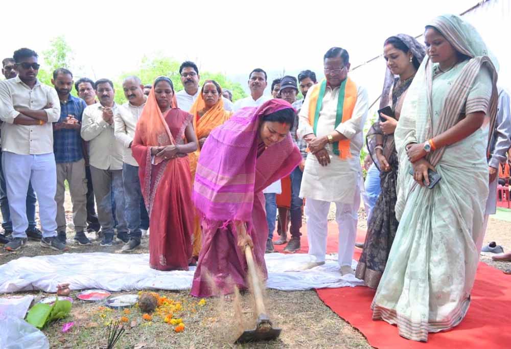 मंत्री लक्ष्मी राजवाड़े ने 13.22 करोड़ के विकास कार्यों का किया शुभारंभ मंत्री लक्ष्मी राजवाड़े ने 13.22 करोड़ के विकास कार्यों का किया शुभारंभ