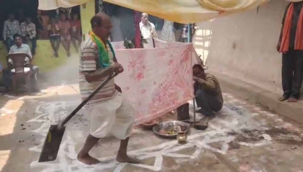 जलते अंगारों पर चलकर निभाई शादी की रस्म, दूल्हा-दुल्हन ने कायम रखी पीढ़ियों पुरानी परंपरा जलते अंगारों पर चलकर निभाई शादी की रस्म, दूल्हा-दुल्हन ने कायम रखी पीढ़ियों पुरानी परंपरा