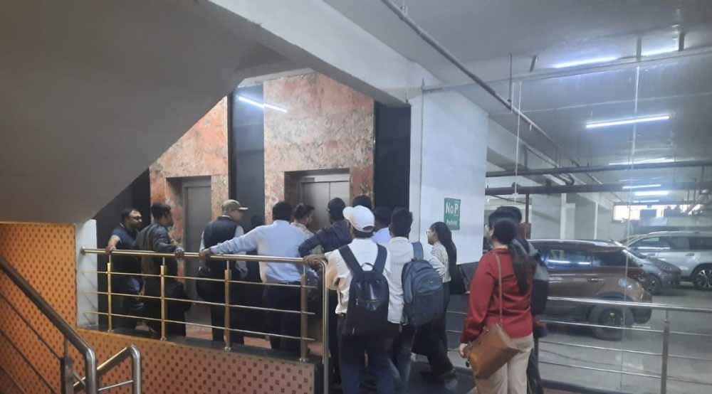 करेंसी टावर में लिफ्ट फेल, सुरक्षा पर सवाल: IAS के बाद अब कांग्रेस नेता भी फंसे