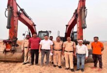 खनन माफिया पर सख्त एक्शन: सीमा लांघने पर 4 पोकलेन मशीनें जब्त
