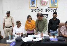 भोपाल में भूमाफिया का खेल: पाकिस्तान से आए शख्स पर किसानों की जमीन हड़पने का आरोप, जनसुनवाई में गूंजा मामला भोपाल में भूमाफिया का खेल: पाकिस्तान से आए शख्स पर किसानों की जमीन हड़पने का आरोप, जनसुनवाई में गूंजा मामला