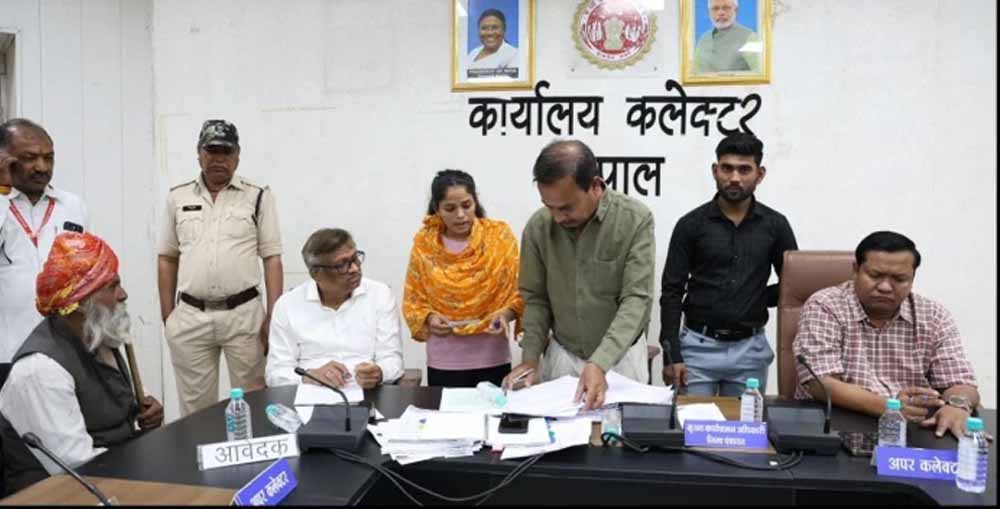 भोपाल में भूमाफिया का खेल: पाकिस्तान से आए शख्स पर किसानों की जमीन हड़पने का आरोप, जनसुनवाई में गूंजा मामला भोपाल में भूमाफिया का खेल: पाकिस्तान से आए शख्स पर किसानों की जमीन हड़पने का आरोप, जनसुनवाई में गूंजा मामला