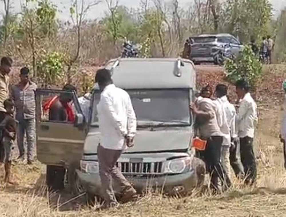 छतरपुर के डायल-112 हीरोज पिकअप पलटने से घायल 08 व्यक्तियों को त्वरित सहायता से पहुँचाया अस्पताल