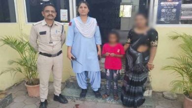 इंदौर के डायल 112 हीरोज सतर्कता और संवेदनशीलता से भटकी बालिका को सुरक्षित घर पहुँचाया इंदौर के डायल 112 हीरोज सतर्कता और संवेदनशीलता से भटकी बालिका को सुरक्षित घर पहुँचाया