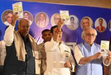 बंगाल में कांग्रेस का बड़ा दांव: महिलाओं को ₹2000 महीना, किसानों को ₹15,000 सालाना—घोषणापत्र में और क्या?