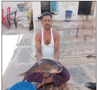 मछली पालन से आत्मनिर्भर बने प्रकाश धीवर,क्षेत्र के 20 लोगों को दे रहे रोजगार