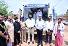 राज्यपाल  रमेन डेका ने बेहराखार में पीएम जनमन अंतर्गत संचालित मोबाइल मेडिकल यूनिट का किया अवलोकन