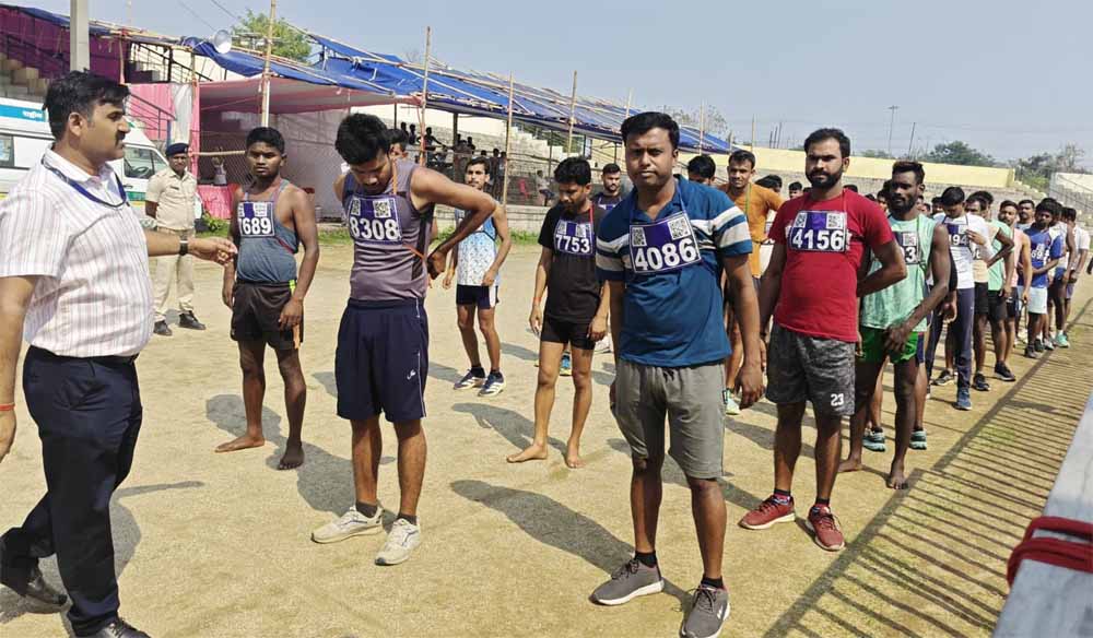 धनबाद में सख्ती के बीच होमगार्ड फिजिकल टेस्ट: इलेक्ट्रॉनिक गैजेट्स पर पूरी तरह प्रतिबंध