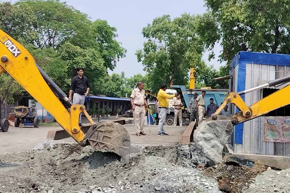 पोटका में चला बुलडोजर: पूर्वी सिंहभूम में प्रशासन की कार्रवाई, ठेकेदारों के अवैध निर्माण ढहाए