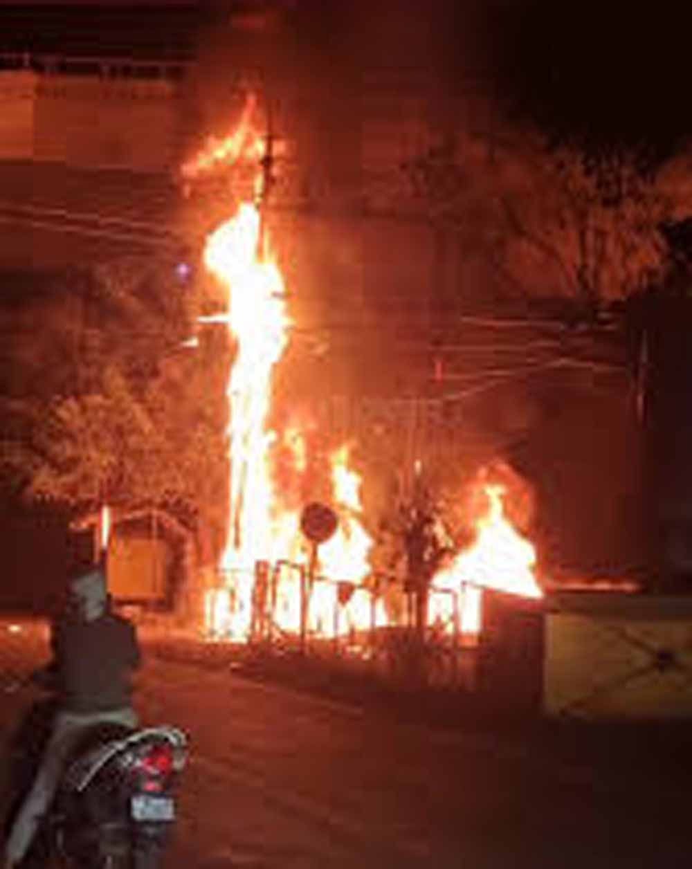 भोपाल के MP नगर में ट्रांसफार्मर ब्लास्ट: फॉर्च्यूनर कार चपेट में, इलाके में अफरा-तफरी