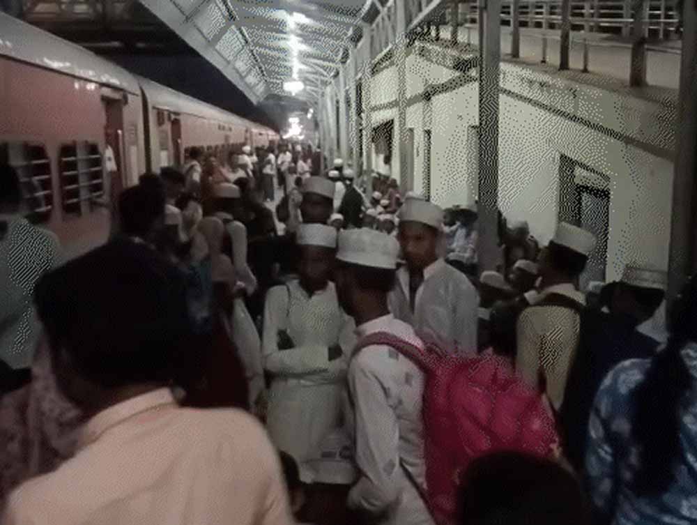 कटनी स्टेशन पर बड़ा खुलासा: बिहार से महाराष्ट्र ले जाए जा रहे 167 बच्चों को उतारा, तस्करी की आशंका कटनी स्टेशन पर बड़ा खुलासा: बिहार से महाराष्ट्र ले जाए जा रहे 167 बच्चों को उतारा, तस्करी की आशंका