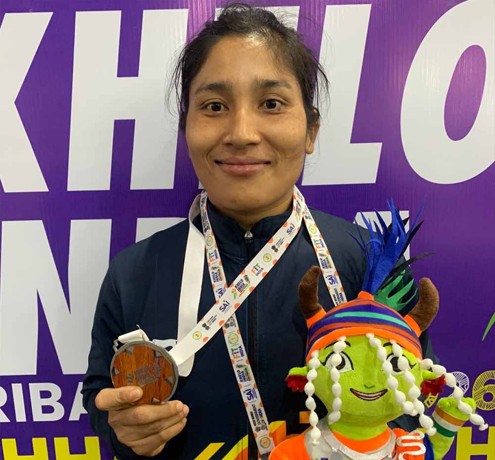 कुश्ती सीखने के लिए स्विमिंग पूल में जॉब करने वाली देबी डायमारी की मेहनत लाई रंग, खेलो इंडिया ट्राइबल गेम्स में जीता रजत