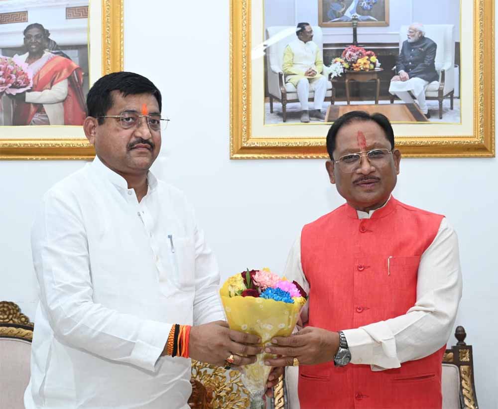 मुख्यमंत्री से उत्तरप्रदेश के राज्यमंत्री रामकेश निषाद ने सौजन्य मुलाकात की मुख्यमंत्री से उत्तरप्रदेश के राज्यमंत्री रामकेश निषाद ने सौजन्य मुलाकात की