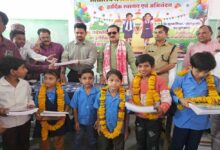 मंत्री  टेटवाल ने “स्कूल चलें हम” के तहत प्रवेशोत्सव में पुस्तक और मिठाई वितरण कर विद्यार्थियों का किया उत्साहवर्धन