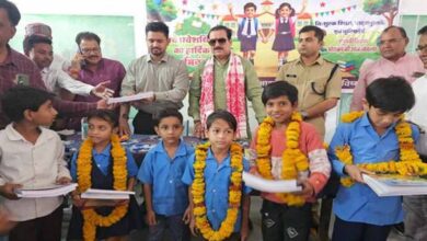 मंत्री  टेटवाल ने “स्कूल चलें हम” के तहत प्रवेशोत्सव में पुस्तक और मिठाई वितरण कर विद्यार्थियों का किया उत्साहवर्धन