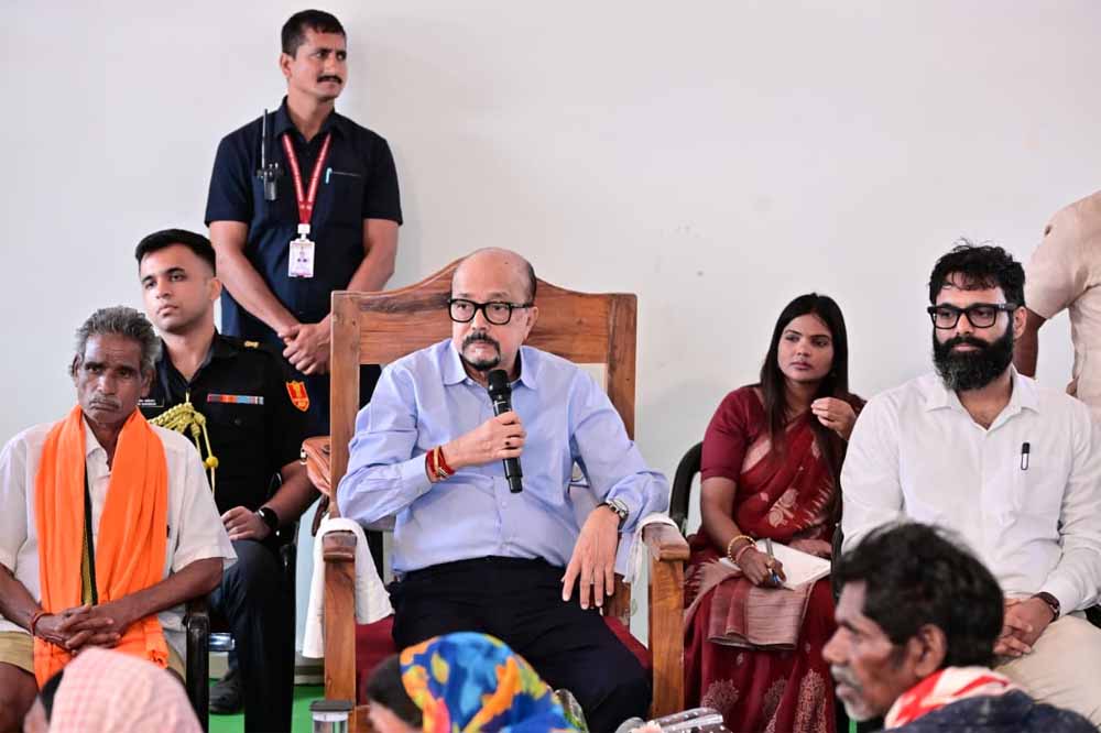 राज्यपाल  रमेन डेका ने ग्राम बेहराखार जाकर विशेष पिछड़ी जनजाति बिरहोर समुदायों से की आत्मीय मुलाकात