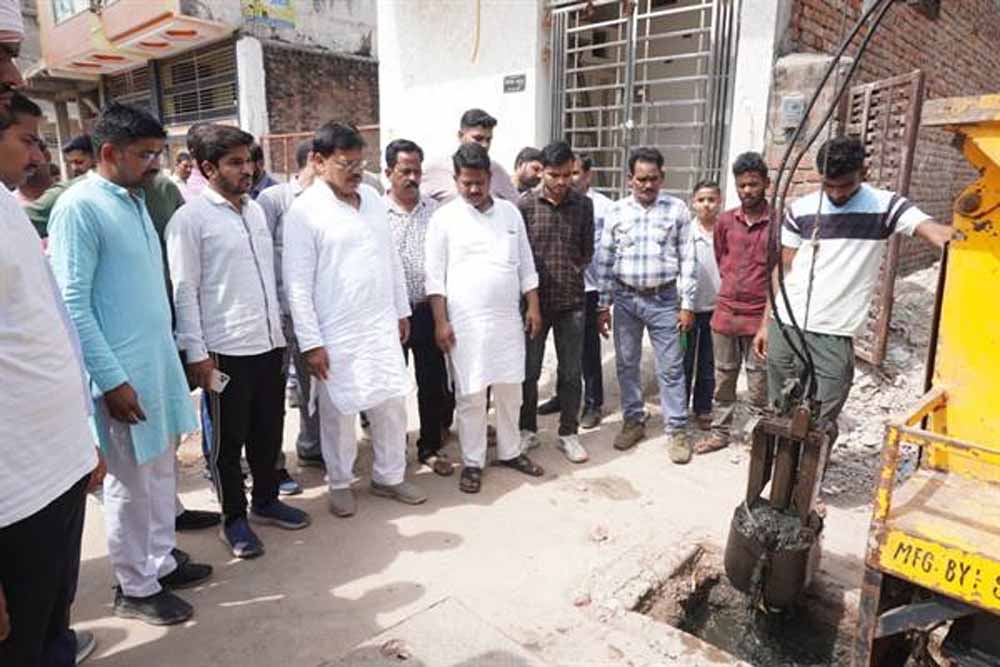 ऊर्जा मंत्री  तोमर ने उपनगर ग्वालियर में नाला निर्माण एवं सीवर लाइन का किया निरीक्षण