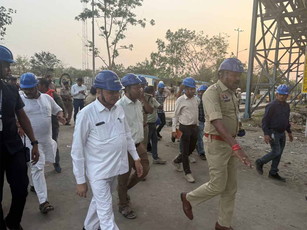 उद्योग एवं सार्वजनिक उपक्रम मंत्री लखनलाल देवांगन ने किया वेदांता पावर प्लांट के घटनास्थल का निरीक्षण