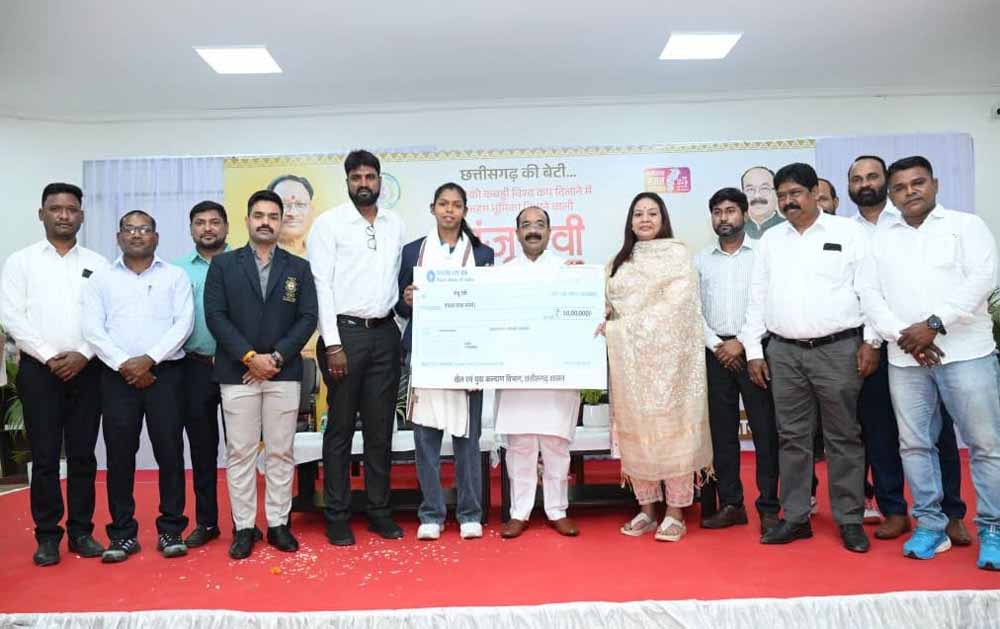 उप मुख्यमंत्री साव ने सौंपा चेक, राज्य में पहली बार किसी खिलाड़ी को मिली इतनी बड़ी प्रोत्साहन राशि उप मुख्यमंत्री साव ने सौंपा चेक, राज्य में पहली बार किसी खिलाड़ी को मिली इतनी बड़ी प्रोत्साहन राशि