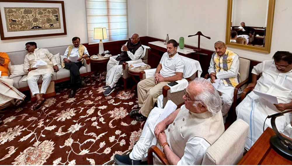 विपक्ष का बड़ा कदम: नरेंद्र मोदी को पत्र, पुराने महिला आरक्षण बिल को लागू करने की मांग विपक्ष का बड़ा कदम: नरेंद्र मोदी को पत्र, पुराने महिला आरक्षण बिल को लागू करने की मांग