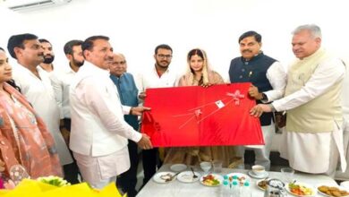 मुख्यमंत्री डॉ. यादव ने कृषि मंत्री के निवास पर पहुंचकर वर-वधू को दिया आशीर्वाद