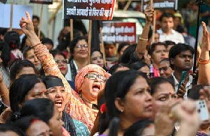 महिला आरक्षण बिल पर सियासी घमासान, दिल्ली में भाजपा का प्रदर्शन—राहुल गांधी के घर के बाहर विरोध महिला आरक्षण बिल पर सियासी घमासान, दिल्ली में भाजपा का प्रदर्शन—राहुल गांधी के घर के बाहर विरोध