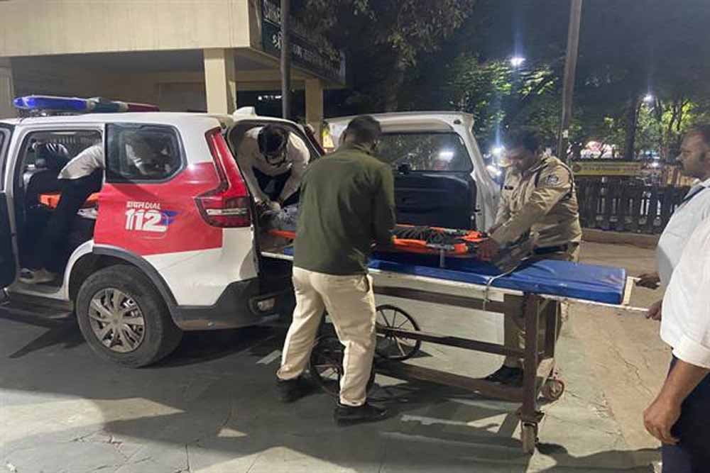 इंदौर के डायल-112 हीरोज रात्रि गश्त के दौरान घायल मिले व्यक्ति को त्वरित सहायता से पहुँचाया अस्पताल इंदौर के डायल-112 हीरोज रात्रि गश्त के दौरान घायल मिले व्यक्ति को त्वरित सहायता से पहुँचाया अस्पताल