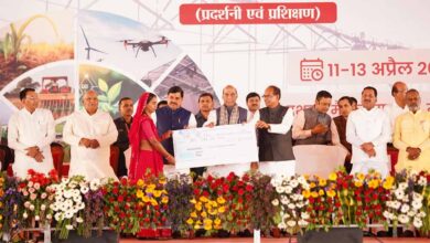 किसान देश की अर्थव्यवस्था की रीढ़, किसानों के विकास के लिए हम हैं प्रतिबद्ध : केन्द्रीय रक्षा मंत्री सिंह किसान देश की अर्थव्यवस्था की रीढ़, किसानों के विकास के लिए हम हैं प्रतिबद्ध : केन्द्रीय रक्षा मंत्री सिंह