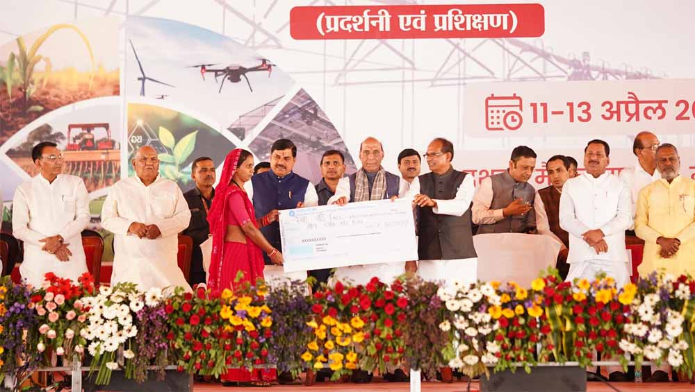 किसान देश की अर्थव्यवस्था की रीढ़, किसानों के विकास के लिए हम हैं प्रतिबद्ध : केन्द्रीय रक्षा मंत्री सिंह