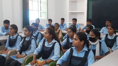 भोपाल में आज अधिकारी बने शिक्षक, 102 सरकारी स्कूलों में अफसरों ने ली क्लास, बच्चों से किया संवाद