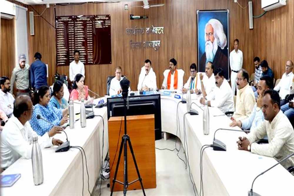 दो पहिया वाहन चालकों को हेलमेट लगाकर चलने के लिए करें प्रेरित : परिवहन मंत्री सिंह