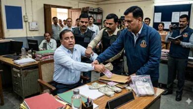 मेरठ में 3 लाख की रिश्वत लेते भाजपा नेता और कैंट बोर्ड सदस्य गिरफ्तार मेरठ में 3 लाख की रिश्वत लेते भाजपा नेता और कैंट बोर्ड सदस्य गिरफ्तार