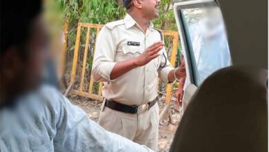 हरदा के डायल-112 हीरोज रेलवे ट्रैक पर खड़े व्यक्ति की सतर्कता से बचाई जान समझाइश देकर परिजनों के सुपुर्द किया हरदा के डायल-112 हीरोज रेलवे ट्रैक पर खड़े व्यक्ति की सतर्कता से बचाई जान समझाइश देकर परिजनों के सुपुर्द किया