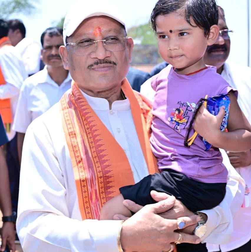 गोद में उठाया, चश्मा पहनाया… भैंसामुड़ा में दिखा मुख्यमंत्री का आत्मीय रूप,.भैंसामुड़ा में आत्मीय मुलाकात ने जीता सबका दिल गोद में उठाया, चश्मा पहनाया… भैंसामुड़ा में दिखा मुख्यमंत्री का आत्मीय रूप,.भैंसामुड़ा में आत्मीय मुलाकात ने जीता सबका दिल
