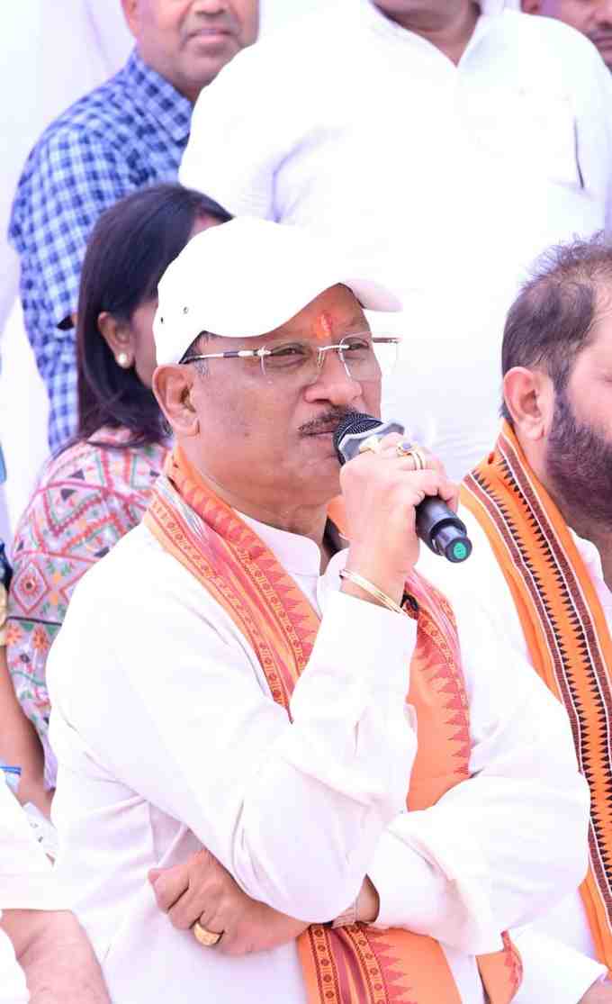 सरगुजा जिले के ग्राम सिलमा में अचानक उतरा मुख्यमंत्री साय का हेलीकॉप्टर,खाट में बैठकर ग्रामीणों से किया संवाद: सुनी समस्याएं, समाधान के दिए निर्देश