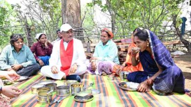 निर्माणाधीन पंचायत भवन के निरीक्षण के दौरान मुख्यमंत्री को श्रमिकों ने दिया भोजन का न्यौता: साथ बैठकर खाया बोरे बासी और आमा चटनी