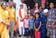 एक ग्रामीण का न्योता, मुख्यमंत्री का अपनापन – प्रधानमंत्री आवास से साकार हुआ सपना, मुख्यमंत्री ने कराया गृह प्रवेश