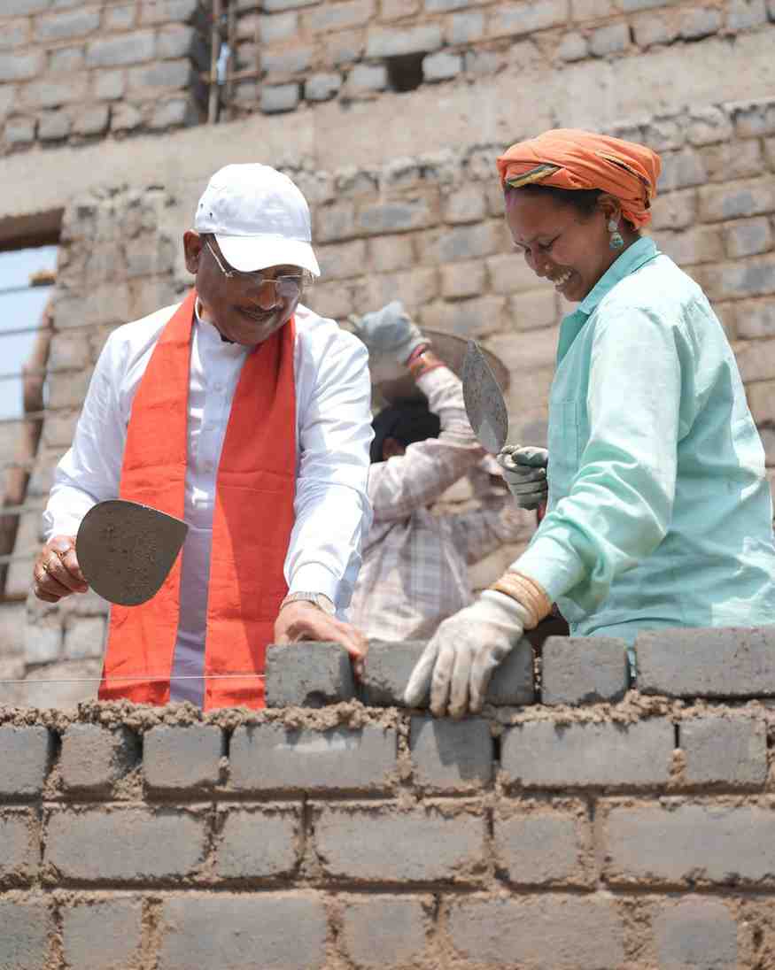 निर्माण स्थल पर मुख्यमंत्री का श्रमदान: श्रमिक बहनों के साथ की ईंट जोड़ाई निर्माण स्थल पर मुख्यमंत्री का श्रमदान: श्रमिक बहनों के साथ की ईंट जोड़ाई