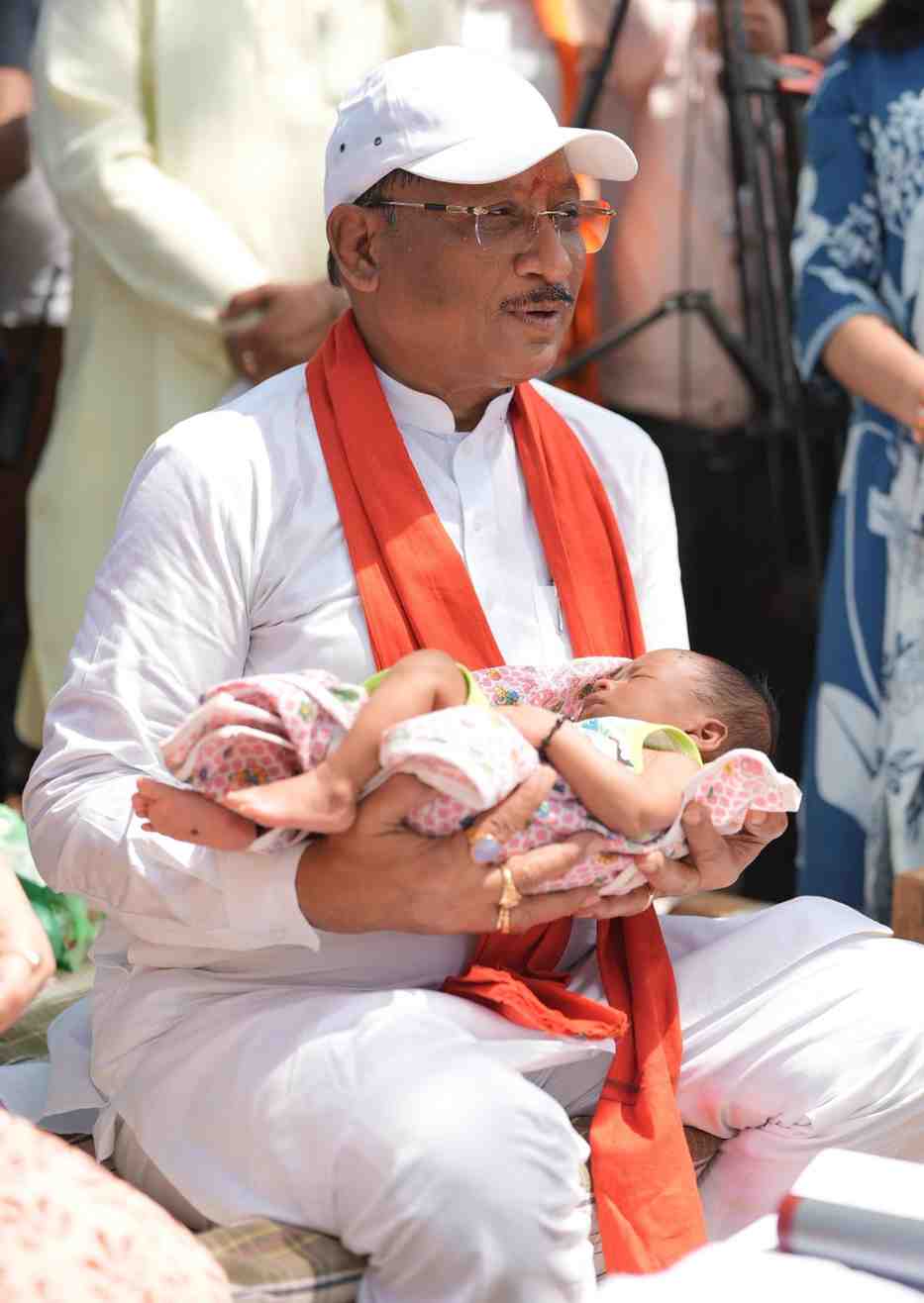 एक माह के नवजात का मुख्यमंत्री ने किया नामकरण, “रविशंकर” नाम से गूंजा गांव का आंगन