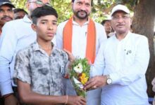 सुशासन तिहार: मुख्यमंत्री विष्णु देव साय ने मेधावी छात्र गिरवर पटेल को किया सम्मानित