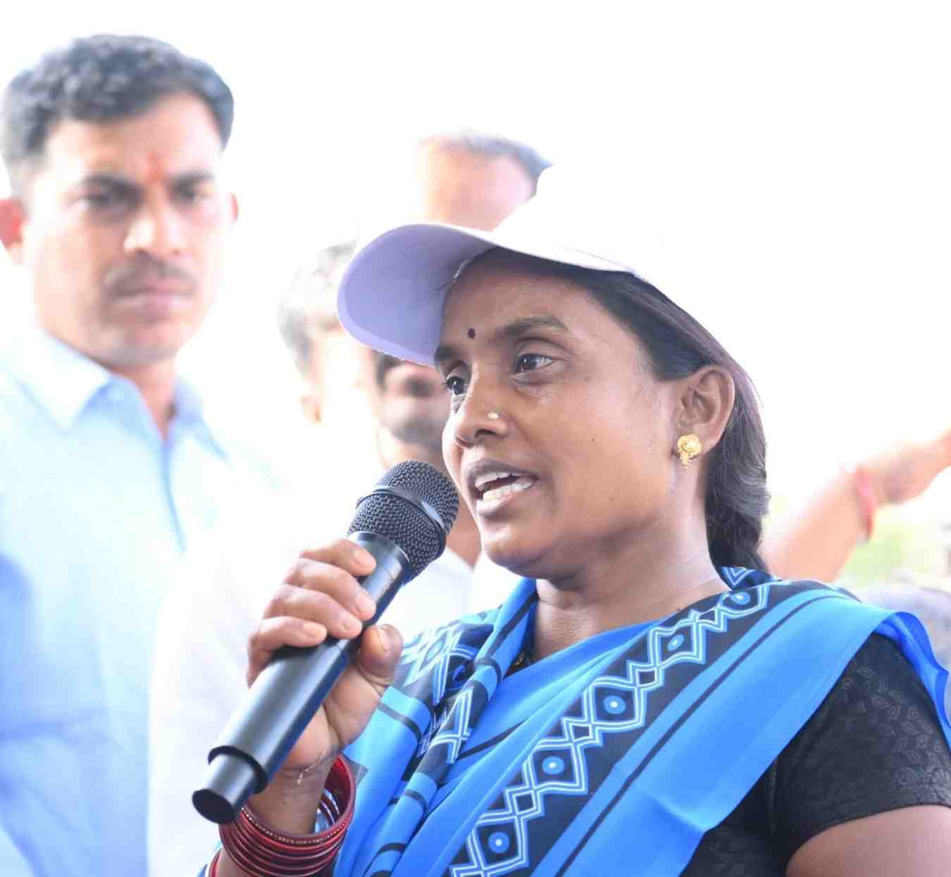 सुशासन तिहार: सरोधी की चौपाल में दिखी बदलाव की कहानी,महतारी वंदन योजना से सशक्त हुई केकती बाई की जिंदगी