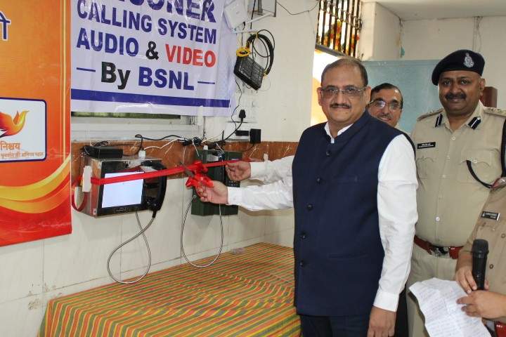 रायपुर महिला जेल में वीडियो कॉलिंग सिस्टम का शुभारंभ,बंदिनियों को मिली अपनों से जुड़ने की राह रायपुर महिला जेल में वीडियो कॉलिंग सिस्टम का शुभारंभ,बंदिनियों को मिली अपनों से जुड़ने की राह