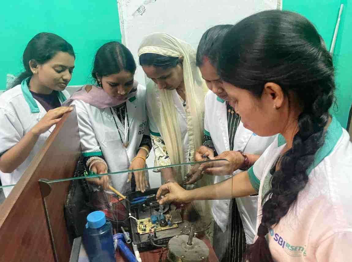 पुरूषों के वर्चस्व वाले एक और क्षेत्र में पैर जमाने महिलाएं तैयार,इलेक्ट्रिशियन का काम सीख रोजगार की नई राह पर बढ़ाए कदम पुरूषों के वर्चस्व वाले एक और क्षेत्र में पैर जमाने महिलाएं तैयार,इलेक्ट्रिशियन का काम सीख रोजगार की नई राह पर बढ़ाए कदम